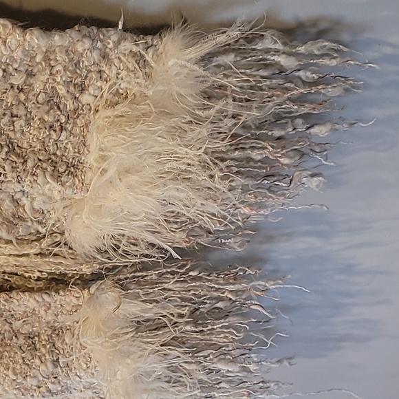 Thick fuzzy shawl with feather - Picture 3 of 11